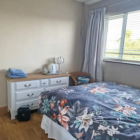 Private Double At Caroline's Guest House, River Street, Clara Accommodatie bij particulieren